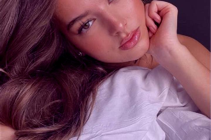 Ariana, 23, a chestnut grey-eyed latina companion based in Bourbach-le-Bas. Offering Striptease, GFE, Roleplay. Available for incall and outcall, overnight b...