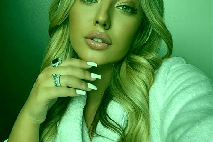 Ariana, 23 — Escort in Albele, Romania