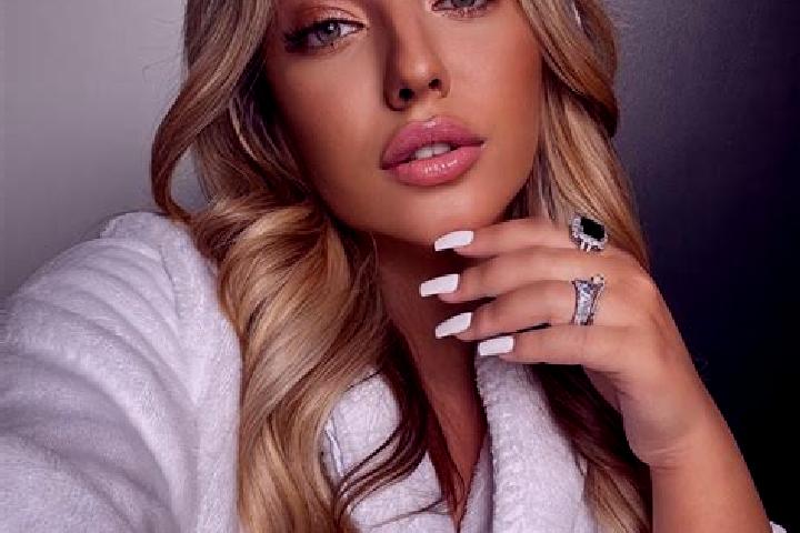Ariana, 23 — Escort in Albondon, Spain