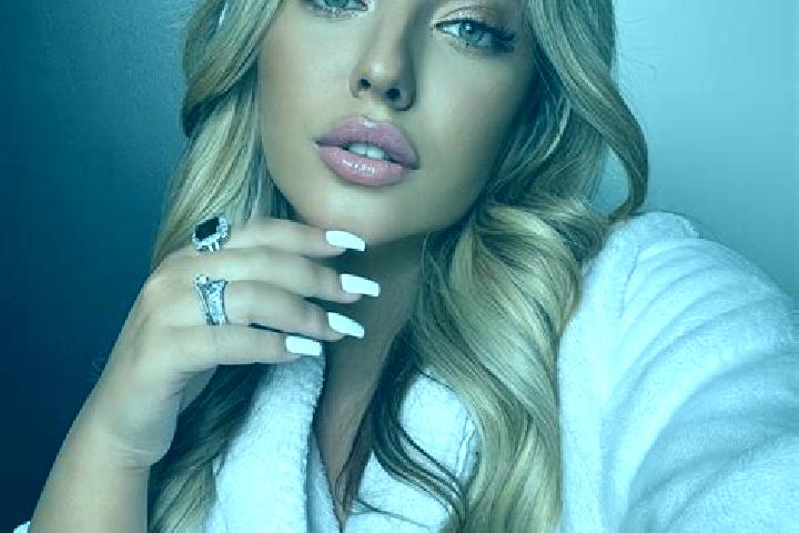 Ariana, 23 — Escort in Bogue, United States