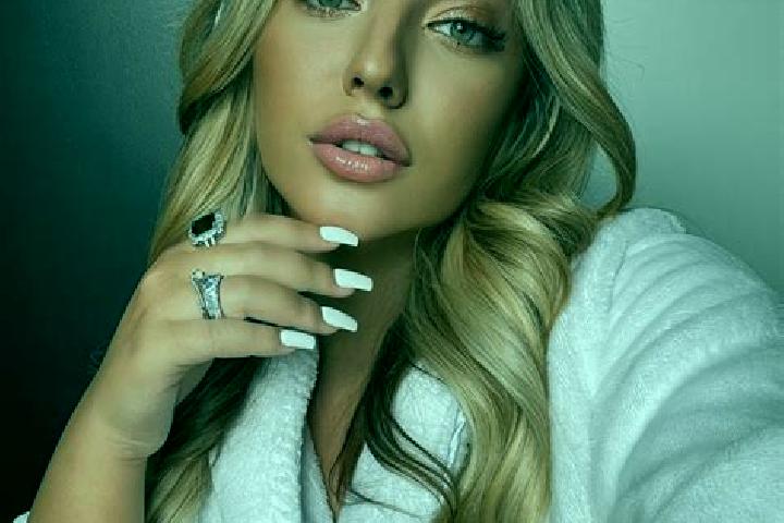 Ariana, 23 — Escort in Brooks, Canada