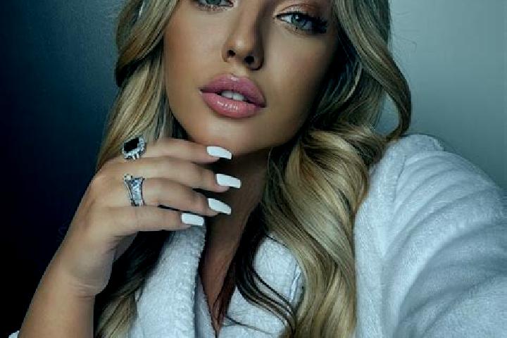 Ariana, 23 — Escort in Buetschwil, Switzerland