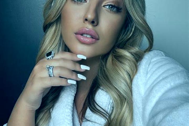 Ariana, 23 — Escort in Langenburg, Canada