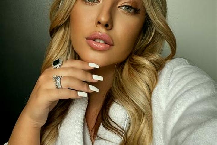 Ariana, 23 — Escort in Ligerz, Switzerland