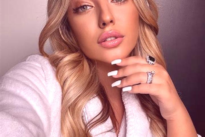 Ariana, 23 — Escort in Riederich, Germany