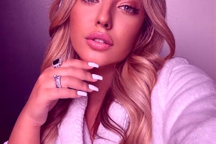 Ariana, 23 — Escort in Udomlya, Russia