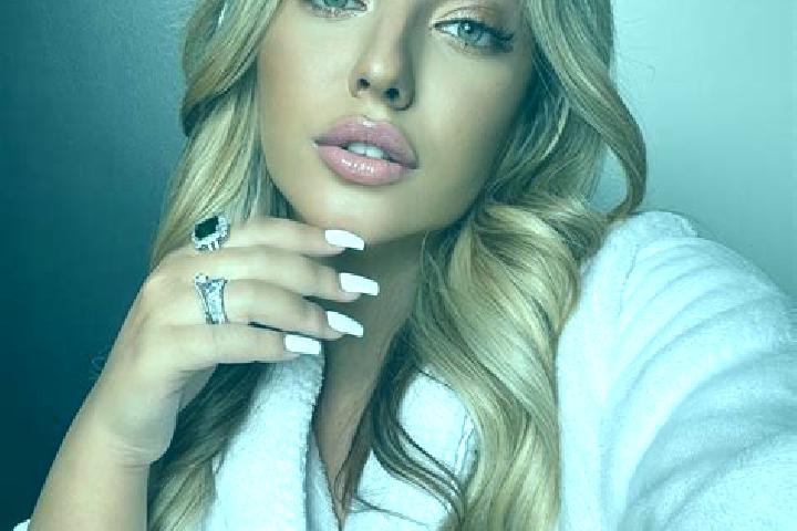 Ariana, 23 — Escort in Vidra, Romania