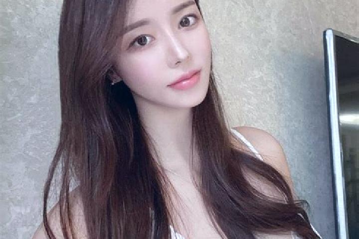 Ariana, 24 — Escort in Lasengmiao, China
