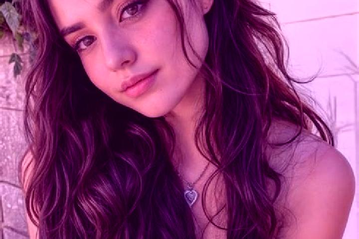 Ariana, 25, a auburn dark-eyed middle eastern companion based in Trzcinica. Offering CIM, BDSM, Duos. Available for incall and outcall, day and evening dates.