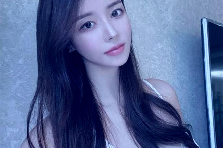 Ariana, 25 — Escort in Malov, Denmark