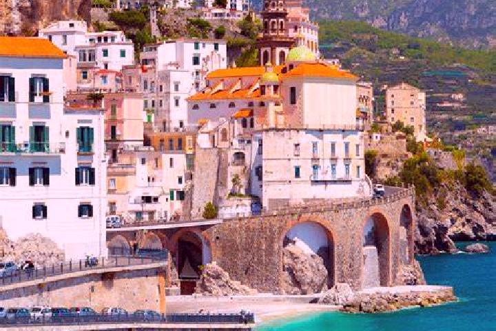 Ariana, 25 — Escort in Siapiccia, Italy