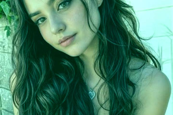 Ariana, 26, a red hazel-eyed middle eastern companion based in Suderende. Offering GFE, CIM, Couples. Available for incall and outcall, day and evening dates.