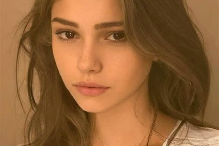 Ariana, 28, a chestnut hazel-eyed slavic companion based in Valdemaluque. Offering Couples, Travel Companion, BDSM, CIM, Roleplay. Available for incall and o...