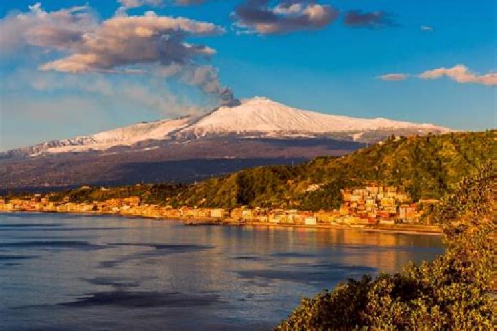 Ariana, 28 — Escort in Giardini-Naxos, Italy