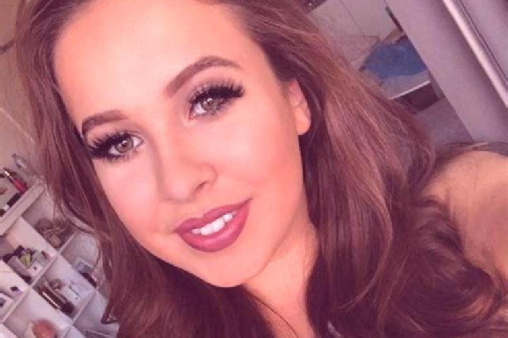 Ariana, 33, a chestnut dark-eyed mediterranean companion based in Santa-Maria-di-Lota. Offering Striptease, BDSM, Girlfriend Experience. Available for incall...