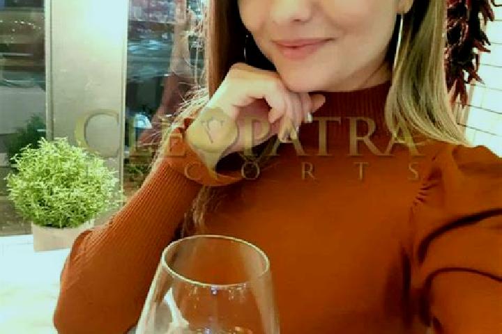 Ariana, 36, a red grey-eyed latina companion based in Gyula. Offering Duos, Massage, OWO, Overnight. Available for incall and outcall, day and evening dates.