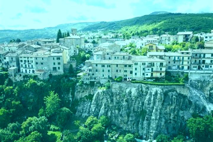 Ariana, 37 — Escort in Santa Fiora, Italy