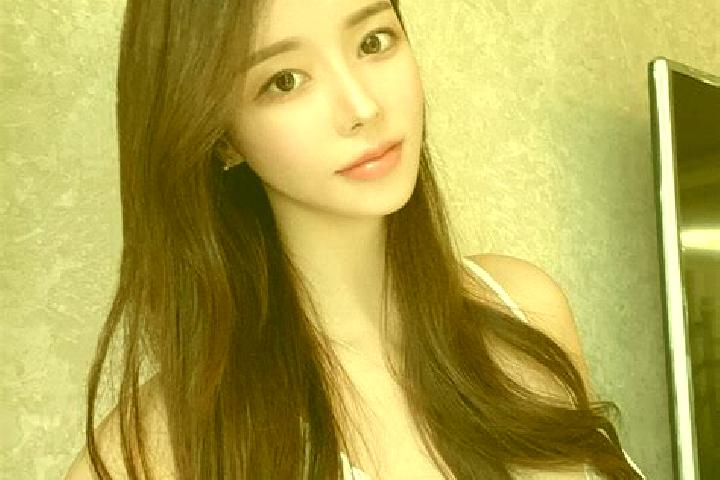 Aubrey, 20 — Escort in Hong, Denmark