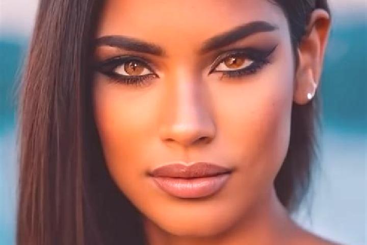 Aubrey, 23, a auburn amber-eyed latina companion based in Daoura. Offering OWO, 69, Striptease. Available for incall and outcall, overnight bookings available.