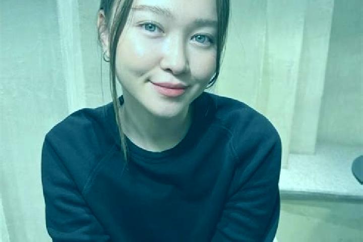 Aubrey, 31, a auburn blue-eyed asian companion based in Vendenesse-les-Charolles. Offering Duos, CIM, BDSM, Tantra. Available for incall and outcall, overnig...