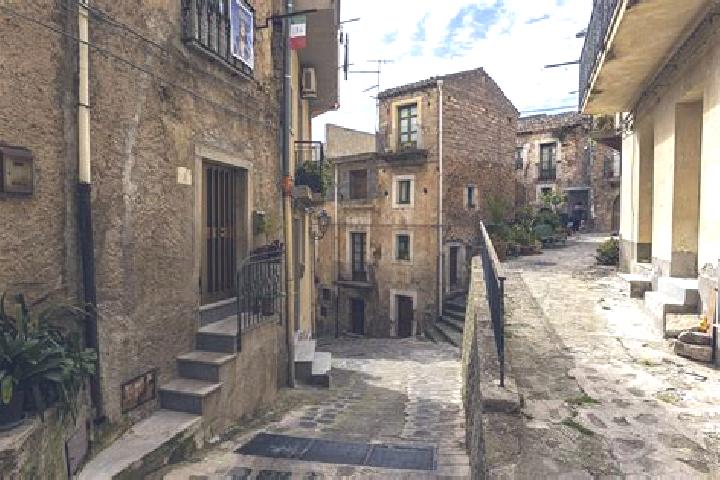 Aurora, 20 — Escort in Alcara Li Fusi, Italy