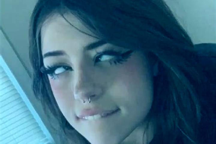 Aurora, 21, a brunette grey-eyed mixed companion based in Barrosas. Offering Party Girl, GFE, Domination, OWO. Available for incall and outcall, overnight bo...