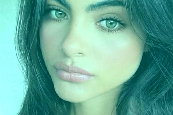 Aurora, 21, a chestnut dark-eyed indian companion based in Nesso. Offering BDSM, Striptease, Couples. Available for incall and outcall, day and evening dates.