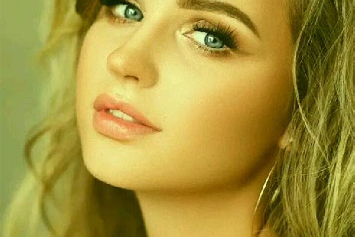 Aurora, 22, a dark blonde blue-eyed mediterranean companion based in Upton. Offering Fetish, Striptease, Girlfriend Experience, Couples. Available for incall...