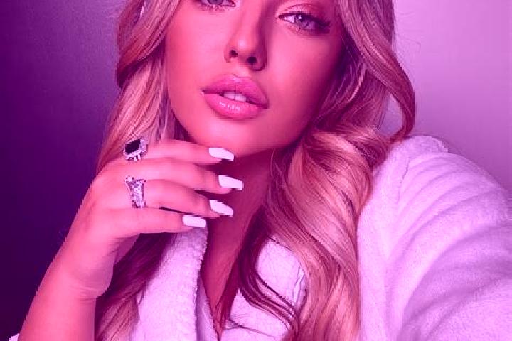 Aurora, 24, a blonde grey-eyed latina companion based in Emuoha. Offering Erotic Massage, Roleplay, 69. Available for incall and outcall, day and evening dates.