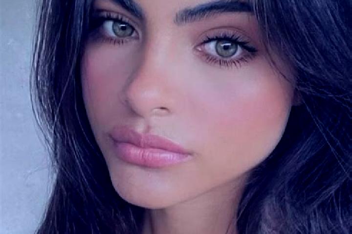 Aurora, 24, a chestnut green-eyed indian companion based in Siemien. Offering Striptease, Tantra. Available for incall and outcall, overnight bookings availa...