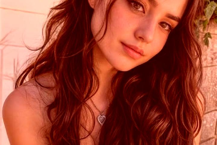 Aurora, 25, a brunette hazel-eyed latina companion based in Pirk. Offering Couples, Tantra, GFE. Available for incall and outcall, day and evening dates.