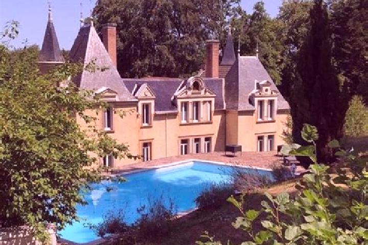 Aurora, 25 — Escort in Villeneuve-de-Marc, France