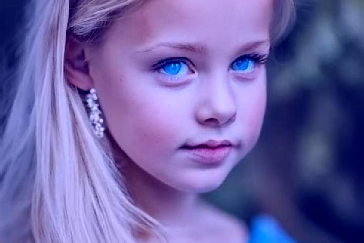 Aurora, 26, a blonde blue-eyed ebony companion based in Ennezat. Offering 69, Roleplay, BDSM. Available for incall and outcall, overnight bookings available.