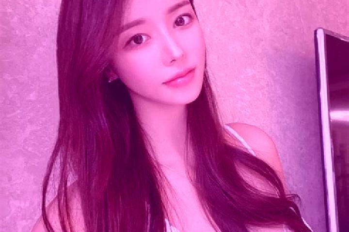 Aurora, 27 — Escort in Baotaqiao, China