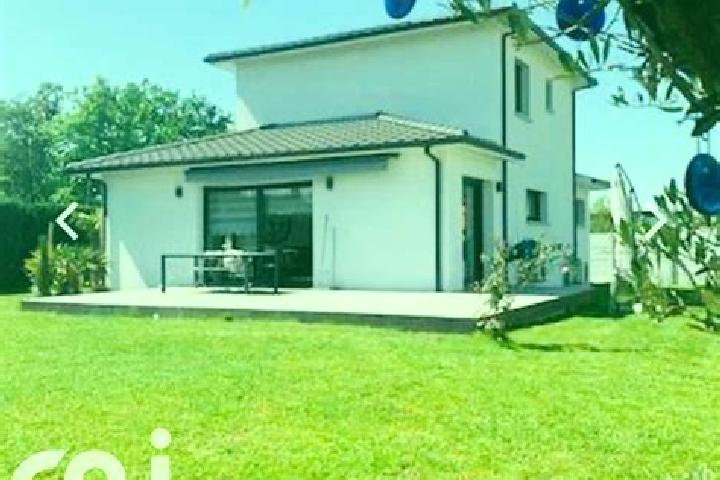 Aurora, 30 — Escort in Ambares-et-Lagrave, France
