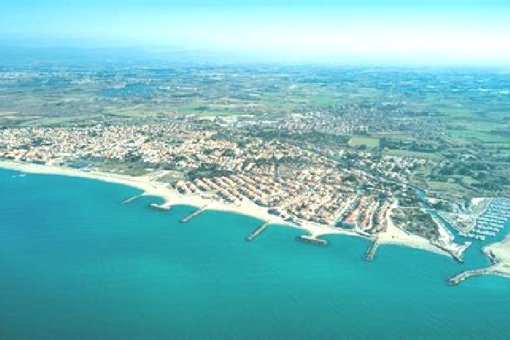 Aurora, 30 — Escort in Sainte-Marie-des-Champs, France