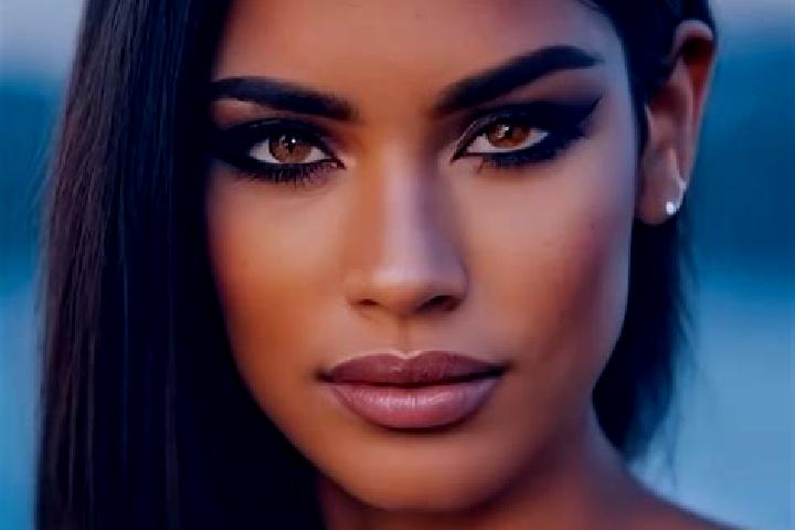 Aurora, 31, a chestnut amber-eyed latina companion based in Miramar. Offering 69, Roleplay, Erotic Massage. Available for incall and outcall, overnight booki...