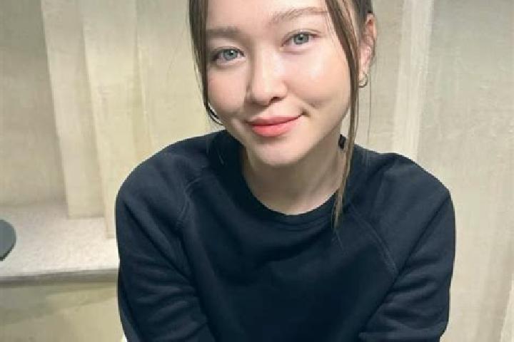 Aurora, 31, a chestnut blue-eyed asian companion based in Saint-Siffret. Offering OWO, Erotic Massage. Available for incall and outcall, overnight bookings a...