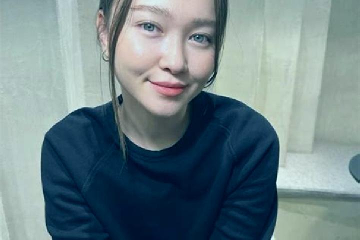 Aurora, 34, a auburn blue-eyed asian companion based in Neuilly-en-Thelle. Offering Overnight, Tantra, Dinner Date. Available for incall and outcall, overnig...