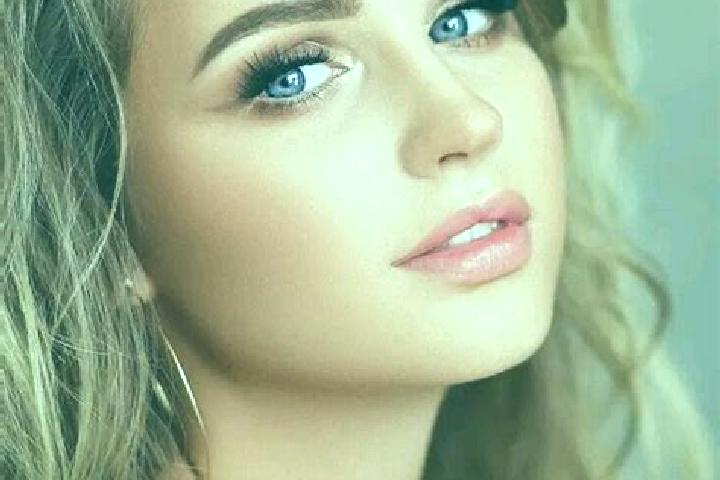 Ava, 21, a dark blonde blue-eyed indian companion based in Lubenia. Offering Striptease, Party Girl. Available for incall and outcall, day and evening dates.