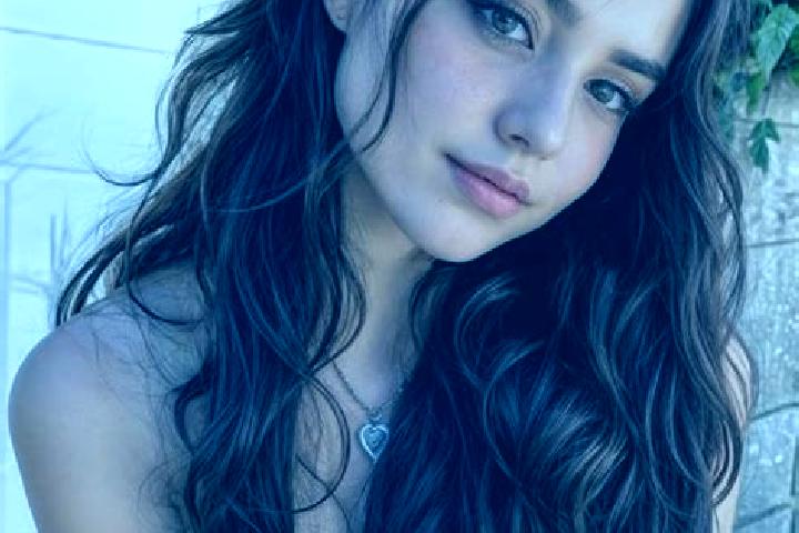 Ava, 23, a brunette hazel-eyed mediterranean companion based in Solignano Nuovo. Offering Massage, Party Girl, Duos. Available for incall and outcall, day an...