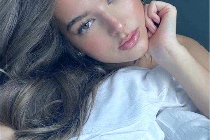 Ava, 24, a chestnut dark-eyed latina companion based in Angaiza. Offering Travel Companion, 69, Erotic Massage. Available for incall and outcall, overnight b...