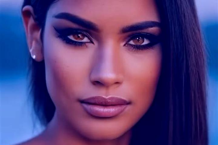 Ava, 30, a auburn amber-eyed latina companion based in Courchelettes. Offering Party Girl, CIM, Overnight, Dinner Date, BDSM. Available for incall and outcal...
