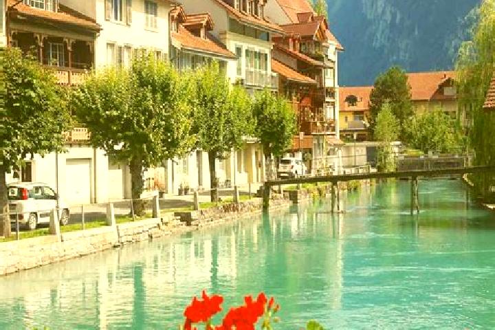 Ava, 32 — Escort in Apples, Switzerland