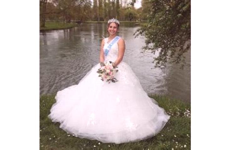 Ava, 35 — Escort in Mehun-sur-Yevre, France