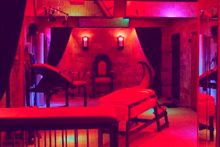 Ava, 39, a red dark-eyed mediterranean companion based in Hongping. Offering Fetish, Domination, BDSM, Striptease. Available for incall and outcall, overnigh...