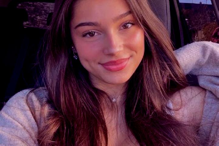 Avery, 20, a brunette green-eyed indian companion based in Altena. Offering Couples, BDSM, A-Level. Available for incall and outcall, overnight bookings avai...