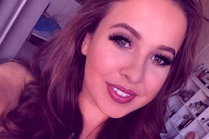 Avery, 20, a red grey-eyed mediterranean companion based in Sagries. Offering Striptease, BDSM, Travel Companion. Available for incall and outcall, day and e...