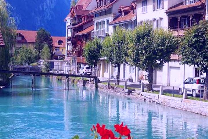 Avery, 20 — Escort in Toss, Switzerland
