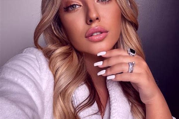Avery, 21, a blonde grey-eyed latina companion based in Pianezze del Lago. Offering BDSM, Travel Companion, Tantra. Available for incall and outcall, day and...